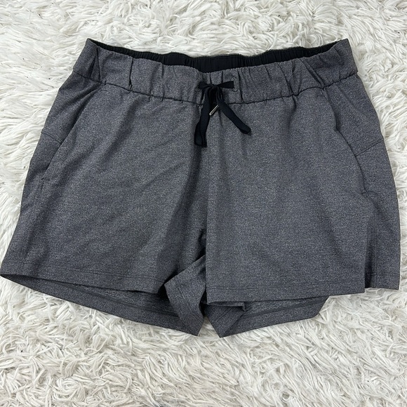Lululemon On The Fly Short *2.5" Heathered Black - Picture 1 of 6